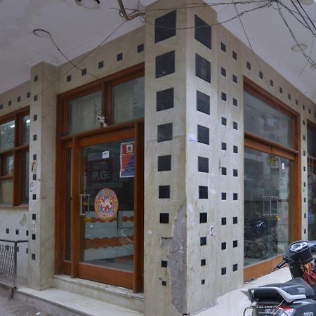 Family Hotel By Pg International New Delhi Exteriör bild